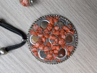 Conjunto de colgante y pendientes.