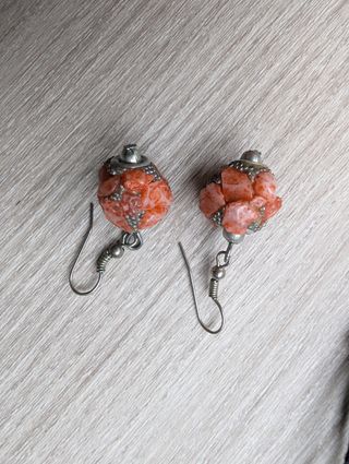 Conjunto de colgante y pendientes.