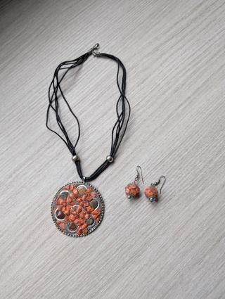 Conjunto de colgante y pendientes.
