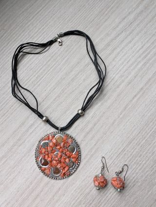 Conjunto de colgante y pendientes.