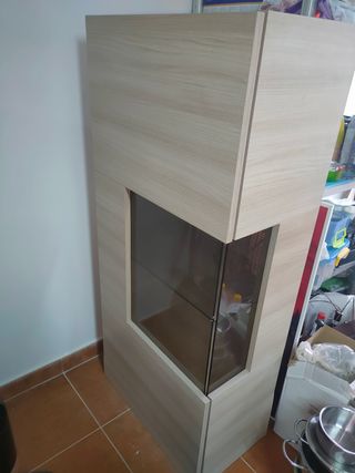 Mesa y vitrina de salón 