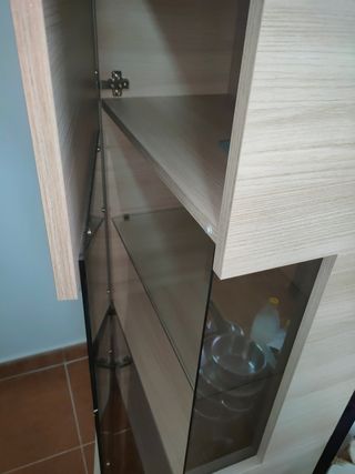 Mesa y vitrina de salón 