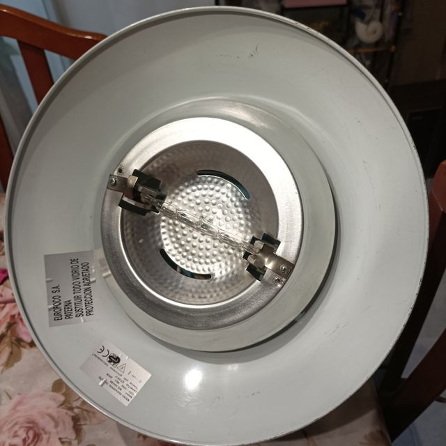 Lámpara para salón o despacho.