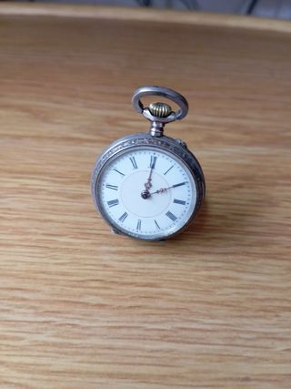 Reloj de cadena antiguo y funcionando