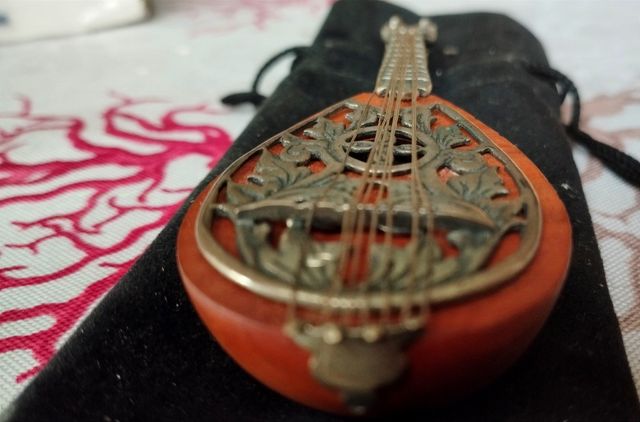 Mandolino riproduzione argento e radica.