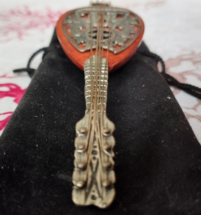 Mandolino riproduzione argento e radica.