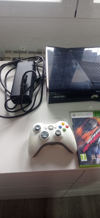 Xbox 360 negra con juegos 
