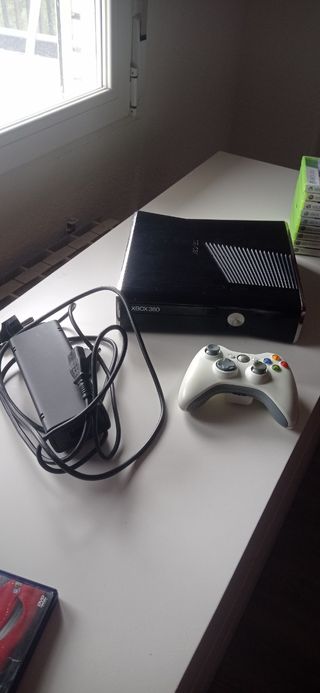 Xbox 360 negra con juegos 