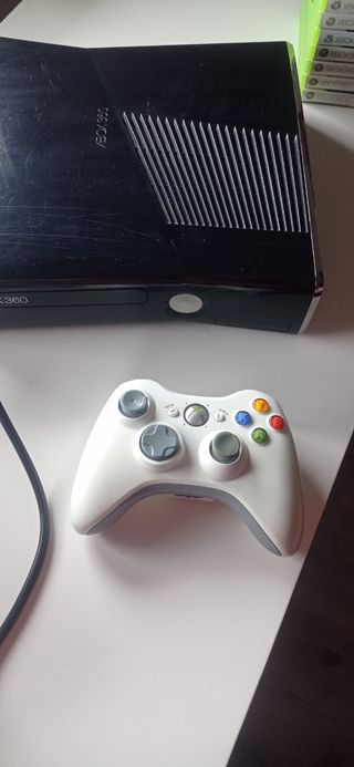 Xbox 360 negra con juegos 