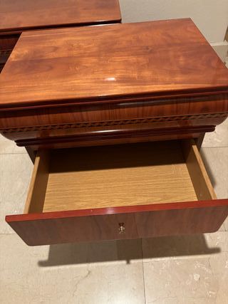 Mesas de noche y cómoda con espejo