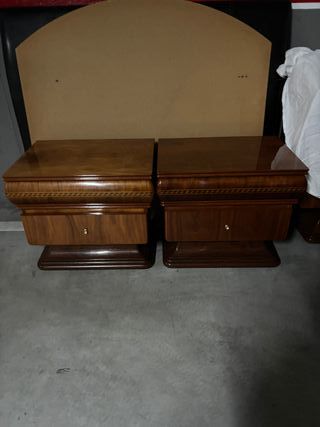 Mesas de noche y cómoda con espejo