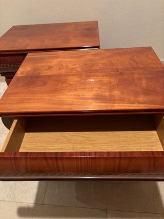 Mesas de noche y cómoda con espejo