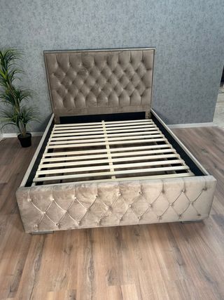 CAMA MATRIMONIAL + CABECERO CAPITONE EN TERCIOPELO