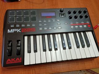 Akai professional MP 225 tastiera MIDI