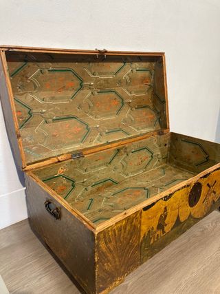Antiguo baul pintado