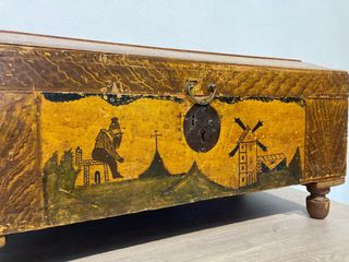 Antiguo baul pintado