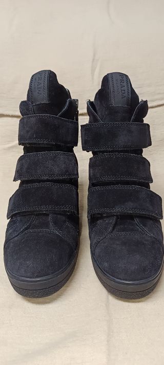 Botines PRADA con cuña de ante negros.