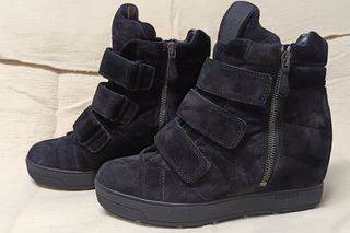 Botines PRADA con cuña de ante negros.