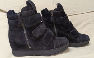 Botines PRADA con cuña de ante negros.