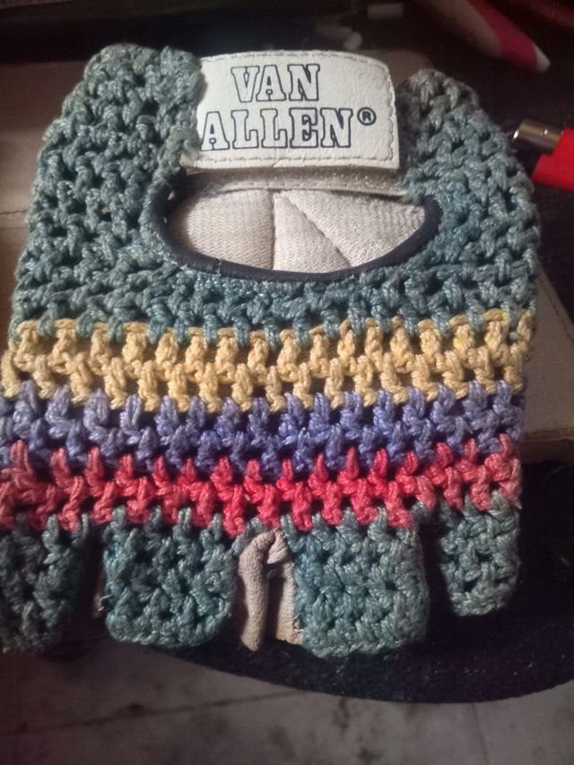 Guantes van Allen comprados en el año 1972