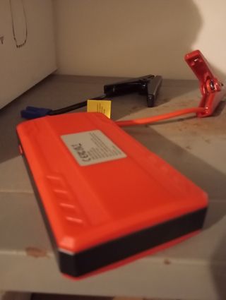 Avviatore di emergenza per auto e moto con luce e 