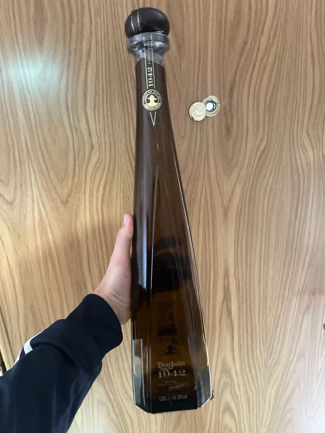 DECORAZIONE BOTTIGLIA VUOTA don Julio 1942 magnum 1.7