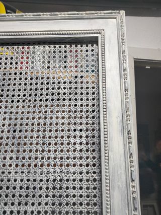 Cabecero de madera y enea