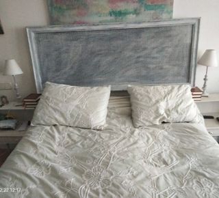 Cabecero de madera y enea