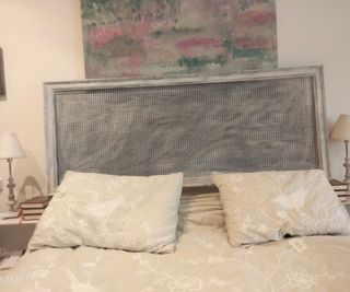 Cabecero de madera y enea