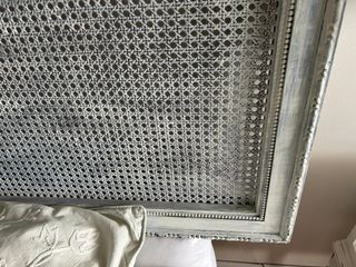 Cabecero de madera y enea