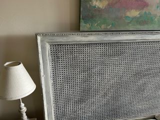 Cabecero de madera y enea