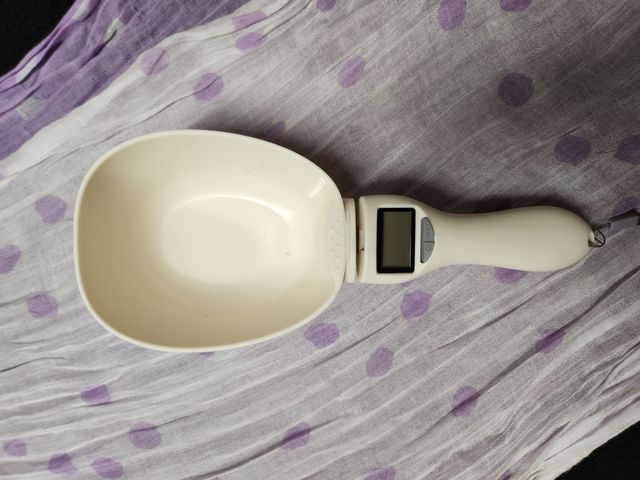 Pesa croccantini cane gatto con bilancia