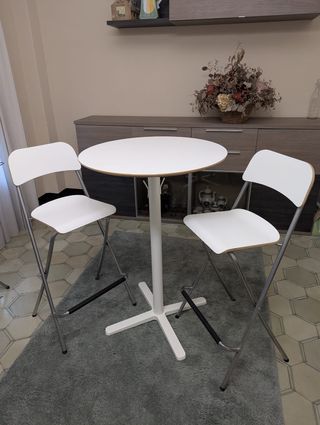 Mesa alta y 3 sillas a juego