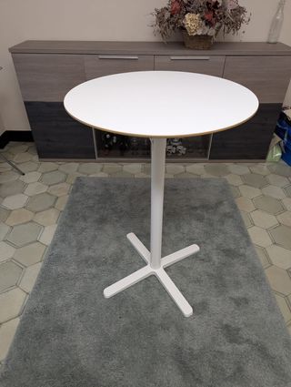 Mesa alta y 3 sillas a juego