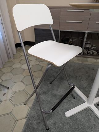Mesa alta y 3 sillas a juego