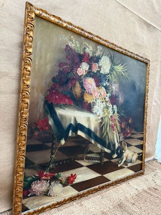 Cuadro floral con simpático perro