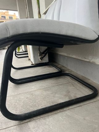 Sillas Oficina Tapizadas en Gris. Pata fija negra