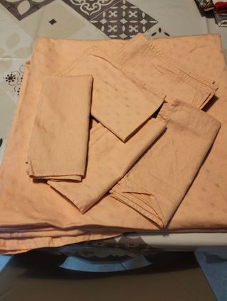 Tovaglia ovale rosa con 5 tovaglioli 