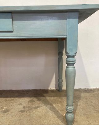 Mesa antigua pintada