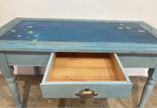 Mesa antigua pintada