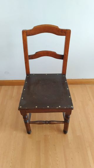 Mesa con patas torneadas y 4 sillas antiguas