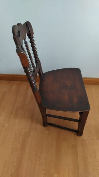 Mesa con patas torneadas y 4 sillas antiguas