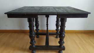 Mesa con patas torneadas y 4 sillas antiguas
