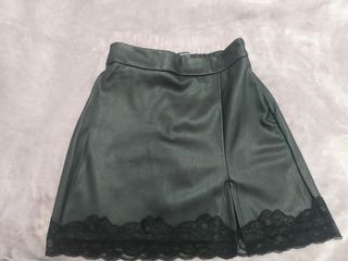 Falda cuero negra de Bershka, talla xs