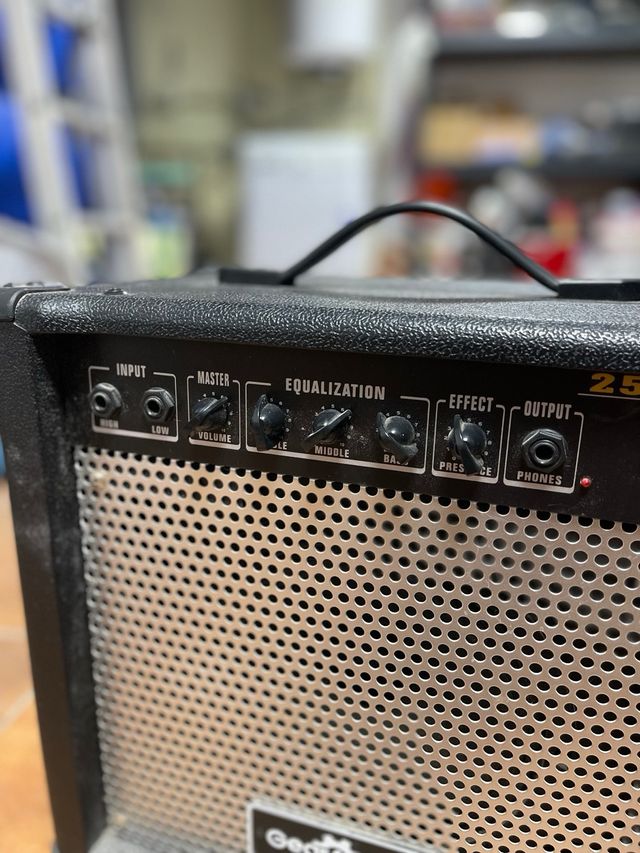 Amplificador de bajo electrico 25W
