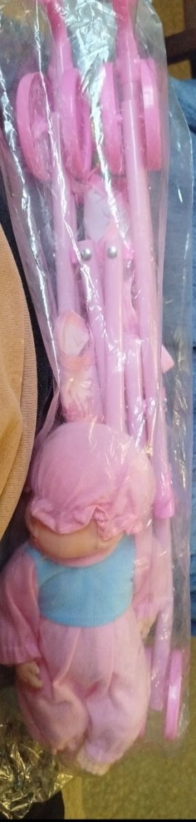 Carrito de muñecas con muñeca