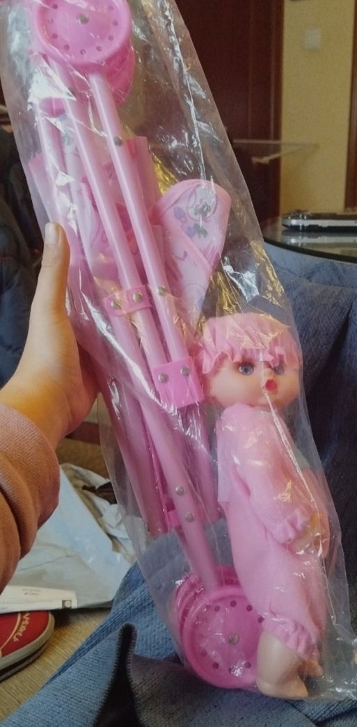 Carrito de muñecas con muñeca