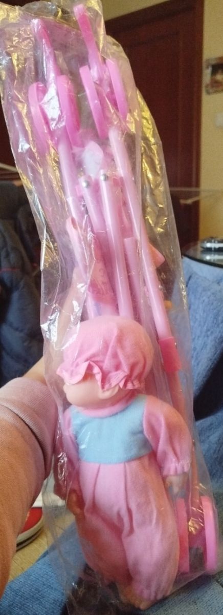 Carrito de muñecas con muñeca