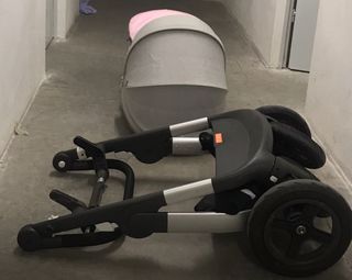 Carrito de bebé stocke con funda rosa