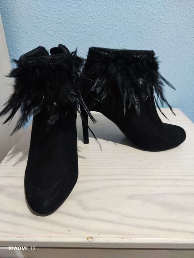 Botines con plumas